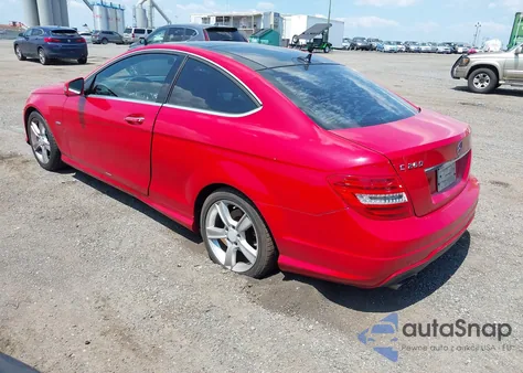 2012 Mercedes-Benz C 250 z USA, uszkodzony, nr VIN WDDGJ4HB1CF878780